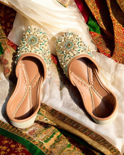 Qila - Beige Jutti