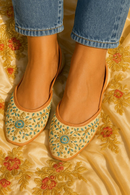 Qila - Beige Jutti