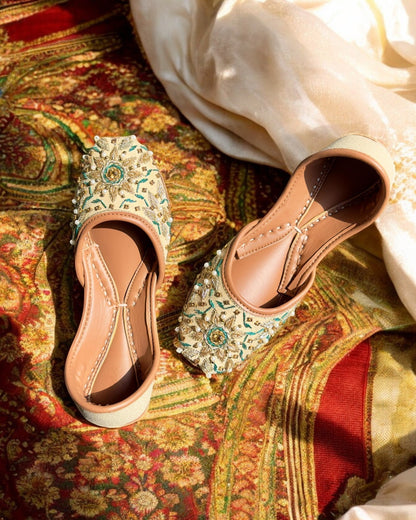 Qila - Beige Jutti