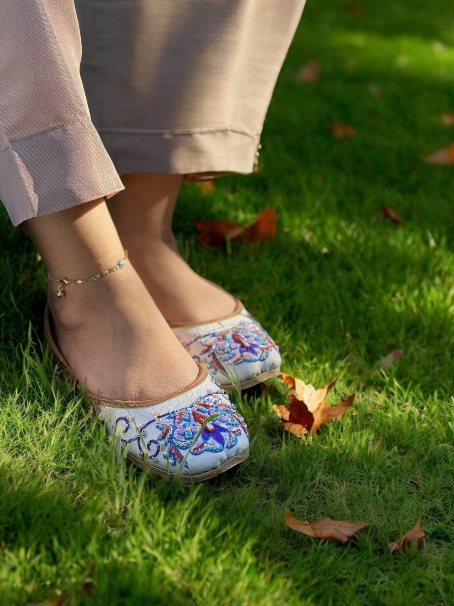 Zari - White Jutti