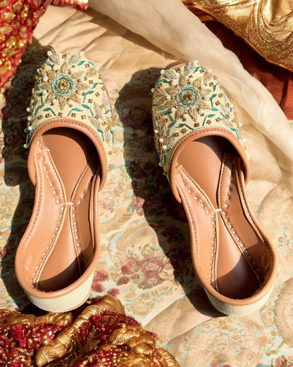 Qila - Beige Jutti