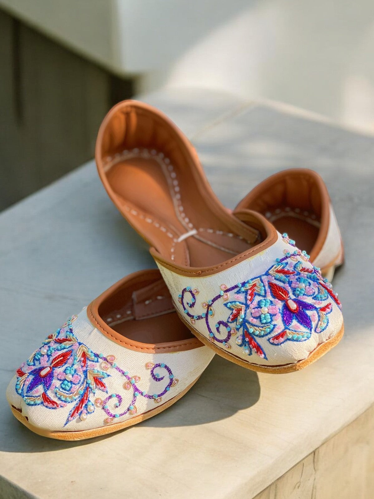 Zari - White Jutti