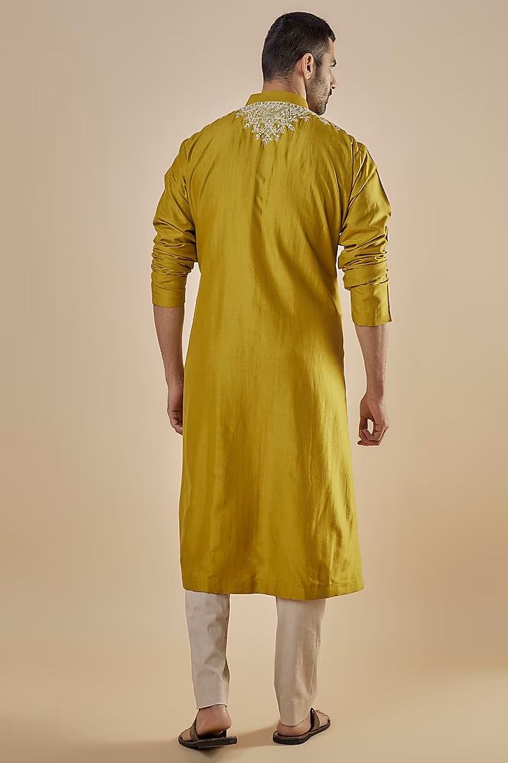 jayanti-reddy-men-yellow-silk-embroidered-kurta-set